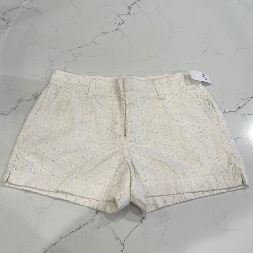 NWT GAP 100% cotton eyelet short. Size 0.
